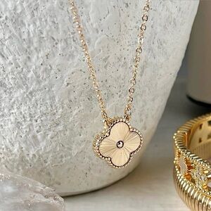Park Lane FOXY Necklace Quatrefoil Gold tone Pendant with chain